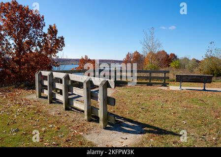 Genießen Sie an einem sonnigen Herbstnachmittag die Aussicht auf die Klippen des Illinois River. Buffalo Rock State Park, Illinois, USA. Stockfoto