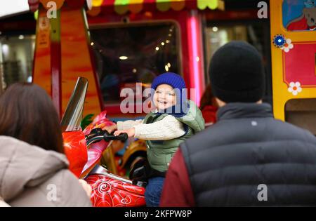 Carmarthen Town Weihnachtsbeleuchtung eingeschaltet Stockfoto