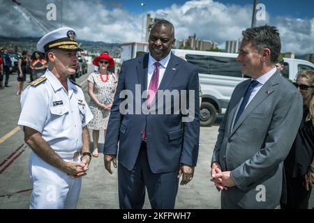 Adm. John C. Aquilino, Commander, U.S. Indo-Pacific Command, Verteidigungsminister Lloyd J. Austin III und der australische Verteidigungsminister Richard Marles verabschiedeten sich, nachdem sie das U-Boot USS Mississippi (SSN 782) der Virginia-Klasse mit auf der Naval Station Pearl Harbor, Hawaii, am 1. Oktober 2022 bereist hatten. Stockfoto