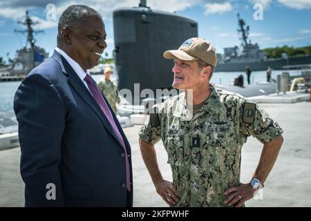 Verteidigungsminister Lloyd J. Austin III begrüßt den hinteren ADM. Jeffery Jablon, Commander, Submarine Force, U.S. Pacific Fleet vor einer Tour des U-Bootes USS Mississippi (SSN 782) der Virginia-Klasse mit dem australischen Verteidigungsminister Richard Marles auf der Naval Station Pearl Harbor, Hawaii, 1. Oktober 2022. Stockfoto