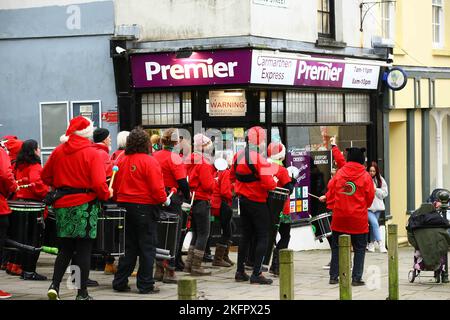 Carmarthen Town Weihnachtsbeleuchtung eingeschaltet Stockfoto