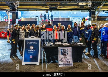 WASHINGTON (Okt 01, 2022) - Leiter der Naval Operations ADM. Mike Gilday, seine Frau Linda und Matrosen und Zivilisten, die dem Naval Sea Systems Command zugewiesen wurden, nehmen an einem Spiel der National Women's Soccer League im Audi Field Teil, bei dem der Washington Spirit Frauen in der Navy (WIN) am 1. Oktober hervorhob. Während des Spiels zwischen dem Washington Spirit und dem Houston Dash wurden Navy-Frauen, darunter Matrosen und Zivilisten, auf dem Feld für ihren Dienst anerkannt. Stockfoto