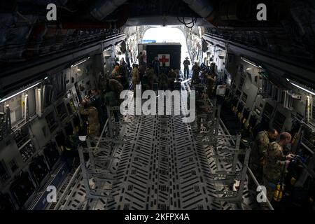 U.S. Airmen, die dem Aeromedical Evacuation Squadron von 60. zugewiesen wurden, richten medizinische Stationen in einem C-17 Globemaster III auf dem Travis Air Force Base, Kalifornien, am 16. November 2022 ein. Die dem 21. Airlift Squadron und 60. AES zugewiesenen Flieger führten eine lokale Flugmission durch, um das operative Wissen und die Erfahrung zu verbessern. (USA Foto der Luftwaffe von Staff Sgt. Jonathon Carnell) Stockfoto