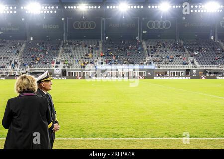 WASHINGTON (Okt 01, 2022) - Leiter der Naval Operations ADM. Mike Gilday und seine Frau Linda gehen vor einem Spiel der National Women's Soccer League im Audi Field, wo der Washington Spirit Frauen in der Marine hervorhob (WIN), Oktober 1. Während des Spiels zwischen dem Washington Spirit und dem Houston Dash wurden Navy-Frauen, darunter Matrosen und Zivilisten, auf dem Feld für ihren Dienst anerkannt. Stockfoto