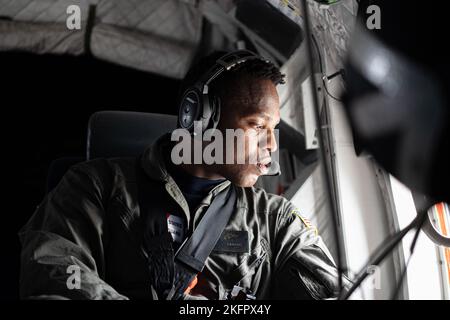 US Coast Guard Petty Officer 3. Class Andre Dawkins, ein Flugzeugwartungstechniker der Air Station Miami, beobachtet die Schäden im Westen Floridas, die durch den US-amerikanischen Flughund Ian von einem HC-144-Flugzeug am 1. Oktober 2022 verursacht wurden. Die Besatzungen in der Luft und am Boden führen weiterhin Such- und Rettungsmaßnahmen, Schadensbewertungen und Verschmutzungsbewertungen durch. Stockfoto