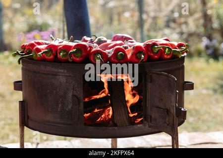 Rösten von Paprika, Paprika, für die Zubereitung von Ajvar. Traditionelle balkanische Küche Stockfoto
