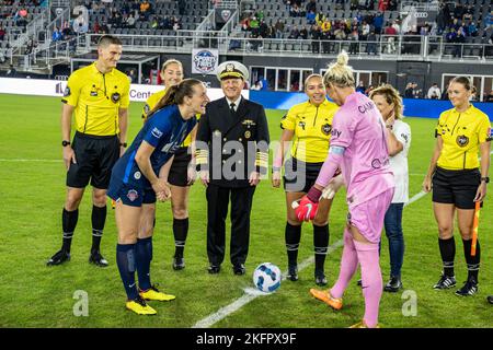 WASHINGTON (Okt 01, 2022) - Leiter der Naval Operations ADM. Mike Gilday nimmt am Münzwurf bei einem Spiel der National Women's Soccer League im Audi Field Teil, bei dem der Washington Spirit Frauen in der Marine hervorhob (WIN), Oktober 1. Während des Spiels zwischen dem Washington Spirit und dem Houston Dash wurden Navy-Frauen, darunter Matrosen und Zivilisten, auf dem Feld für ihren Dienst anerkannt. Stockfoto