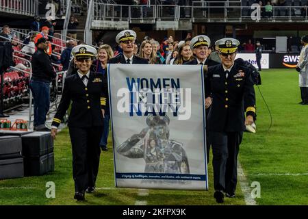 WASHINGTON (Okt 01, 2022) - Leiter der Naval Operations ADM. Mike Gilday und Matrosen und Zivilisten, die dem Kommando von Navy Sea Systems zugewiesen wurden, nehmen an der Halbzeitparade während eines Spiels der National Women's Soccer League im Audi Field Teil, bei dem der Washington Spirit Frauen in der Navy hervorhob (WIN), Oktober 1. Während des Spiels zwischen dem Washington Spirit und dem Houston Dash wurden Navy-Frauen, darunter Matrosen und Zivilisten, auf dem Feld für ihren Dienst anerkannt. Stockfoto