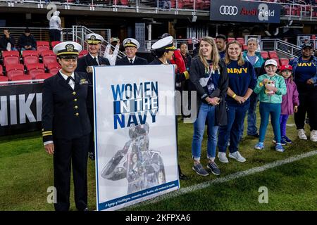 WASHINGTON (Okt 01, 2022) - Leiter der Naval Operations ADM. Mike Gilday und Matrosen und Zivilisten, die dem Kommando von Navy Sea Systems zugewiesen wurden, nehmen an der Halbzeitparade während eines Spiels der National Women's Soccer League im Audi Field Teil, bei dem der Washington Spirit Frauen in der Navy hervorhob (WIN), Oktober 1. Während des Spiels zwischen dem Washington Spirit und dem Houston Dash wurden Navy-Frauen, darunter Matrosen und Zivilisten, auf dem Feld für ihren Dienst anerkannt. Stockfoto