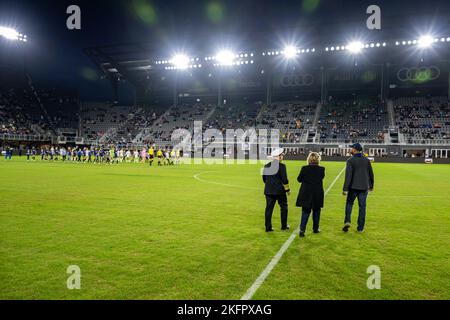 WASHINGTON (Okt 01, 2022) - Leiter der Naval Operations ADM. Mike Gilday und seine Frau Linda gehen vor einem Spiel der National Women's Soccer League im Audi Field, wo der Washington Spirit Frauen in der Marine hervorhob (WIN), Oktober 1. Während des Spiels zwischen dem Washington Spirit und dem Houston Dash wurden Navy-Frauen, darunter Matrosen und Zivilisten, auf dem Feld für ihren Dienst anerkannt. Stockfoto