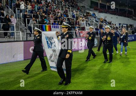 WASHINGTON (Okt 01, 2022) - Leiter der Naval Operations ADM. Mike Gilday und Matrosen und Zivilisten, die dem Kommando von Navy Sea Systems zugewiesen wurden, nehmen an der Halbzeitparade während eines Spiels der National Women's Soccer League im Audi Field Teil, bei dem der Washington Spirit Frauen in der Navy hervorhob (WIN), Oktober 1. Während des Spiels zwischen dem Washington Spirit und dem Houston Dash wurden Navy-Frauen, darunter Matrosen und Zivilisten, auf dem Feld für ihren Dienst anerkannt. Stockfoto