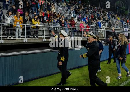 WASHINGTON (Okt 01, 2022) - Leiter der Naval Operations ADM. Mike Gilday und Matrosen und Zivilisten, die dem Kommando von Navy Sea Systems zugewiesen wurden, nehmen an der Halbzeitparade während eines Spiels der National Women's Soccer League im Audi Field Teil, bei dem der Washington Spirit Frauen in der Navy hervorhob (WIN), Oktober 1. Während des Spiels zwischen dem Washington Spirit und dem Houston Dash wurden Navy-Frauen, darunter Matrosen und Zivilisten, auf dem Feld für ihren Dienst anerkannt. Stockfoto