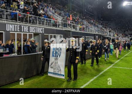 WASHINGTON (Okt 01, 2022) - Leiter der Naval Operations ADM. Mike Gilday und Matrosen und Zivilisten, die dem Kommando von Navy Sea Systems zugewiesen wurden, nehmen an der Halbzeitparade während eines Spiels der National Women's Soccer League im Audi Field Teil, bei dem der Washington Spirit Frauen in der Navy hervorhob (WIN), Oktober 1. Während des Spiels zwischen dem Washington Spirit und dem Houston Dash wurden Navy-Frauen, darunter Matrosen und Zivilisten, auf dem Feld für ihren Dienst anerkannt. Stockfoto