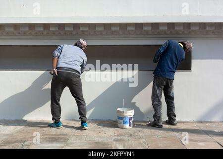 Arbeiter reparieren eine Tempelmauer. Shetchen Tennyi Dargyeling Kloster. Kathmandu. Nepal. Stockfoto