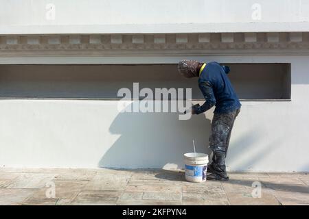 Arbeiter reparieren eine Tempelmauer. Shetchen Tennyi Dargyeling Kloster. Kathmandu. Nepal. Stockfoto