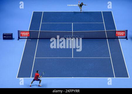 Turin, Italien. 19. November 2022. Andrey Rublev aus Russland dient während seines Halbfinalmatches gegen Casper Ruud aus Norwegen am siebten Tag des Nitto ATP Finals. Kredit: Nicolò Campo/Alamy Live Nachrichten Stockfoto