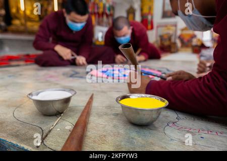 Junge Mönche aus dem Shetchen Tennyi Dargyeling Kloster erschaffen ein Sandmandala. Kathmandu. Nepal. Stockfoto