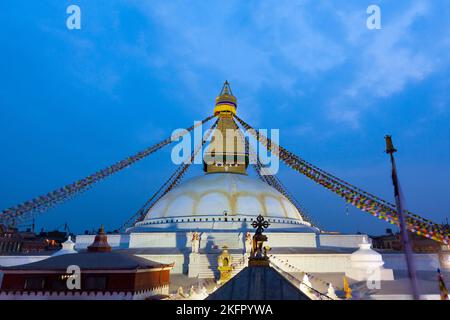 Buddhistischer Schrein von Boudhanath in der Abenddämmerung. Kathmandu. Nepal. Stockfoto