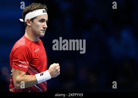 Turin, Italien. 19. November 2022. Casper Ruud aus Norwegen feiert während seines Halbfinalmatches gegen den Russen Andrey Rublev am siebten Tag des Nitto ATP Finals. Kredit: Nicolò Campo/Alamy Live Nachrichten Stockfoto