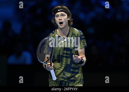 Turin, Italien. 19. November 2022. Andrey Rublev aus Russland reagiert während seines Halbfinalmatches gegen Casper Ruud aus Norwegen am siebten Tag des Nitto ATP Finals. Kredit: Nicolò Campo/Alamy Live Nachrichten Stockfoto