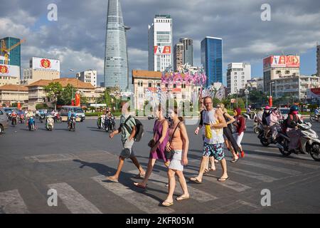 Westliche Touristen auf Fußgängerüberquerung in der Innenstadt von Ho-Chi-Minh-Stadt Vietnam Stockfoto