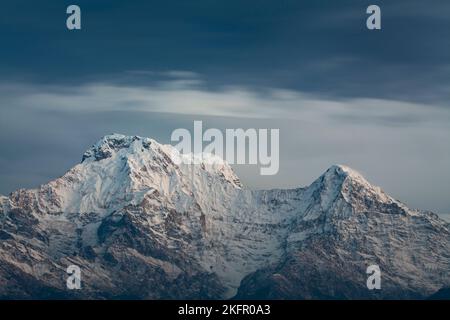 Annapurna Süd (links) und Hiunchuli (rechts) aus dem Süden. Annapurna Conservation Area. Nepal. Stockfoto