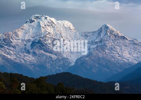 Annapurna Süd (links) und Hiunchuli (rechts) aus dem Süden. Annapurna Conservation Area. Nepal. Stockfoto