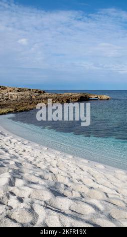 Eine vertikale Aufnahme des Sands ist Arutas Strand in Sardinien, Italien Stockfoto