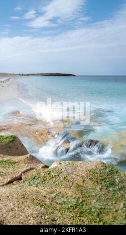 Eine vertikale Aufnahme des Strandes is Arutas in Sardinien, Italien Stockfoto