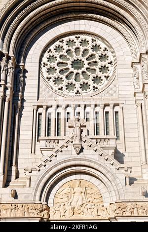 QUEBEC CITY, KANADA - 5. September 2022: Die Basilika Sainte-Anne-de-Beaupr liegt am St. Lawrence River östlich von Quebec City, Kanada, und Stockfoto
