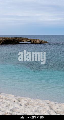 Eine vertikale Aufnahme des Sands ist Arutas Strand in Sardinien, Italien Stockfoto