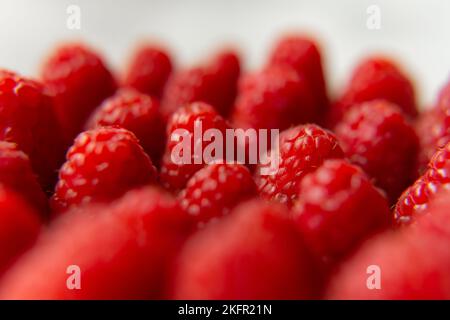 Himbeer-Nahaufnahme auf einem schönen Stand, Sommerfrüchte. Früchte sind gut für die Gesundheit. Richtige Ernährung, rohe Lebensmittel. Stockfoto