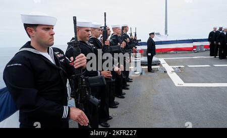 221001-N-QU081-1038 SAN DIEGO OPAREA (OKT 1, 2022) der Ticonderoga-Klasse-Lenkraketen-Kreuzer USS Lake Champlain (CG 57) führt eine Beerdigung bei einer Zeremonie auf See durch. Lake Champlain ist im Pazifischen Ozean tätig und wird in San Diego homebortiert. Stockfoto