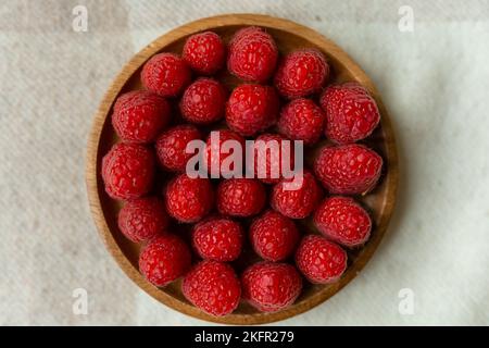 Himbeer-Nahaufnahme auf einem schönen Stand, Sommerfrüchte. Früchte sind gut für die Gesundheit. Richtige Ernährung, rohe Lebensmittel. Stockfoto