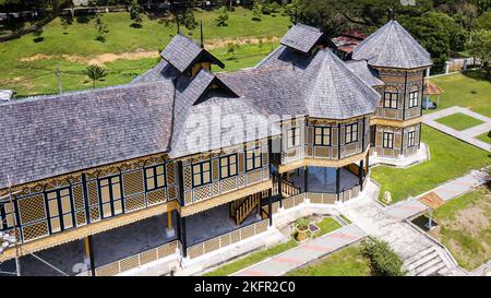 PERAK, MALAYSIA - 18. Okt. 2022: Blick aus der Vogelperspektive auf den königlichen Museumspalast in der Königsstadt Kuala Kangsar ist eine traditionelle malaysische Architektur. Stockfoto