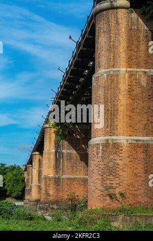 PERAK, MALAYSIA - 18. Oktober 2022: Geschichte der Victoria Bridge seit 1897 auf dem Schild in Kuala Kangsar. Stockfoto