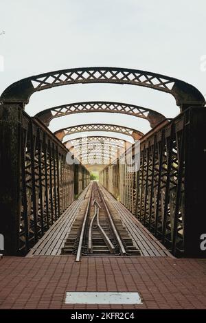 PERAK, MALAYSIA - 18. Oktober 2022: Geschichte der Victoria Bridge seit 1897 auf dem Schild in Kuala Kangsar. Stockfoto