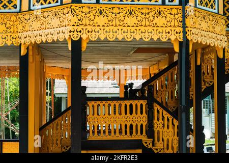 PERAK, MALAYSIA - 18. Oktober 2022: Der Königliche Museumspalast in der Königsstadt Kuala Kangsar ist eine traditionelle malaysische Architektur. Stockfoto