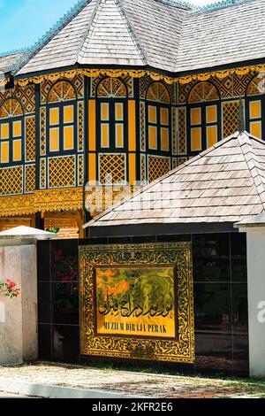 PERAK, MALAYSIA - 18. Oktober 2022: Der Königliche Museumspalast in der Königsstadt Kuala Kangsar ist eine traditionelle malaysische Architektur. Stockfoto