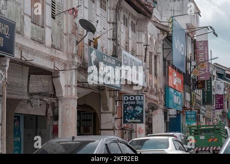 PERAK, MALAYSIA - 18. Oktober 2022: Alte Oldtimer-Geschäfte in der Stadt Kuala Kangsar. Stockfoto