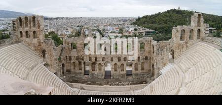 Odeon von Herodes Atticus, auch bekannt als Herodeion, Struktur des römischen Theaters am südwestlichen Hang der Akropolis, Panoramaaufnahme, Athen, Griechenland Stockfoto