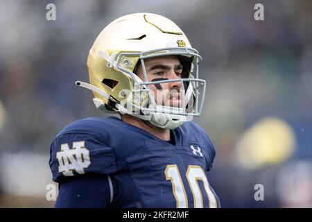 South Bend, Indiana, USA. 19.. November 2022. Der Quarterback von Notre Dame Drew Pyne (10) während des NCAA-Fußballspiels zwischen den Boston College Eagles und den Notre Dame Fighting Irish im Notre Dame Stadium in South Bend, Indiana. John Mersits/CSM/Alamy Live News Stockfoto