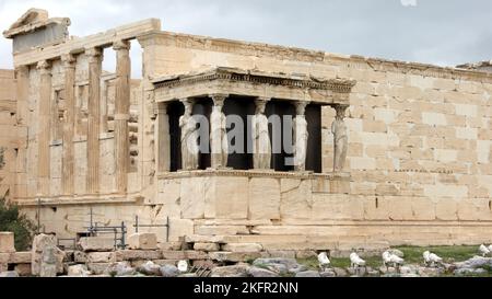 Karyatid-Veranda des Erechtheion, Tempel der Athena Polias, auf der Nordseite der Akropolis, Athen, Griechenland Stockfoto