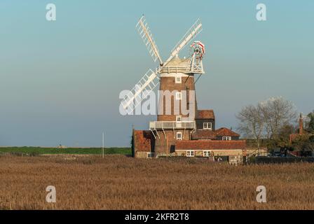 Cley Village and Windmill, Cley-next-the-Sea, Norfolk, Vereinigtes Königreich, 14. November 2022 Stockfoto