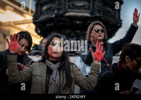 London, Großbritannien. 19.. November 2022. Die britisch-iranischen Bürger protestieren weiterhin gegen einen Regimewechsel in Teheran und im Iran und fordern Gerechtigkeit für den 22-jährigen Mahsa Amini. Am 16. September starb Frau Amini – auch bekannt unter ihrem kurdischen Namen Jina Amini –, nachdem sie von der sogenannten ‘„Moralpolizei“ festgenommen worden war, weil sie angeblich die Kleiderordnung des Landes während ihres Besuchs in der Hauptstadt nicht befolgen sollte. In den Tagen seit ihrem Tod sind weltweit Demonstrationen ausgebrochen und Hunderte von Demonstranten wurden im Iran getötet, so Menschenrechtsgruppen. Kredit: Guy Corbishley/Alamy Live Nachrichten Stockfoto