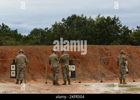 Soldiers of Squad 2, US Army Training and Doctrine Command, inspizieren ihre Ziele während des US Army Best Squad Competition in Fort Bragg, North Carolina, 2. Oktober 2022 in einer Nullreichweite. Der Army Best Squad Competition testet Soldaten auf ihre individuelle und kollektive Fähigkeit, sich an herausfordernde Szenarien und Ereignisse zur Kampfbereitschaft anzupassen und diese zu überwinden, die ihre körperliche Ausdauer, ihre technischen Fähigkeiten und ihre taktischen Fähigkeiten unter Stress und extremer Müdigkeit auf die Probe stellen. (Foto der US-Armee von Staff Sgt. Kyle Castrovinci) Stockfoto