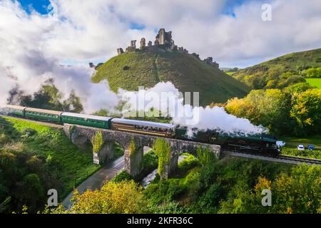 Der Flying Scotsman fährt mit der Swanage Railway in Dorset, Großbritannien, über das Viadukt von Corfe Castle, am Anfang der legendären Dampflokomotiven Centena Stockfoto