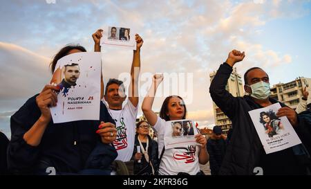 Izmir, Iran, 19/11/2022, Iraner in Izmir, insbesondere Frauen und Frauenorganisationen, protestierten gegen den Tod von Mahsa Amini durch die Moralpolizei im Iran. Der 22-jährige Mahsa Amini wurde an einer U-Bahnstation in Teheran verhaftet und beschuldigt, moralische Gesetze verletzt zu haben. Amini fiel nach der Inhaftierung ins Koma, wurde ins Krankenhaus eingeliefert und starb am 16. September. Als Reaktion auf den Tod von Mahsa Amini hat sich eine Reihe von Protesten im Iran und weltweit immer noch fortgesetzt. Stockfoto