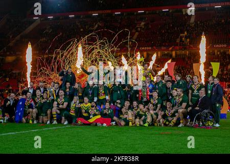 Manchester, Großbritannien. 19.. November 2022. *** Australien, Herren- und Frauenweltcupsieger während des Rugby League World Cup 2021 Finalspiels zwischen Australien RL und Samoa RL am 19. November 2022 in Old Trafford, Manchester, England. Foto von Simon Hall. Nur zur redaktionellen Verwendung, Lizenz für kommerzielle Nutzung erforderlich. Keine Verwendung bei Wetten, Spielen oder Veröffentlichungen einzelner Clubs/Vereine/Spieler. Kredit: UK Sports Pics Ltd/Alamy Live Nachrichten Stockfoto