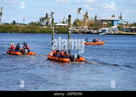 Mitarbeiter der Küstenwache aus den Teams Golf, Atlantik und Pazifik unterstützen den Wohnsitz von Pine Island, Florida, 2. Oktober 2022. Die Streikkräfte brachten Menschen in Not auf das Festland Floridas, um Schutz und Ressourcen zu suchen. Foto der US-Küstenwache von Petty Officer 3. Klasse Ian Gray. Stockfoto